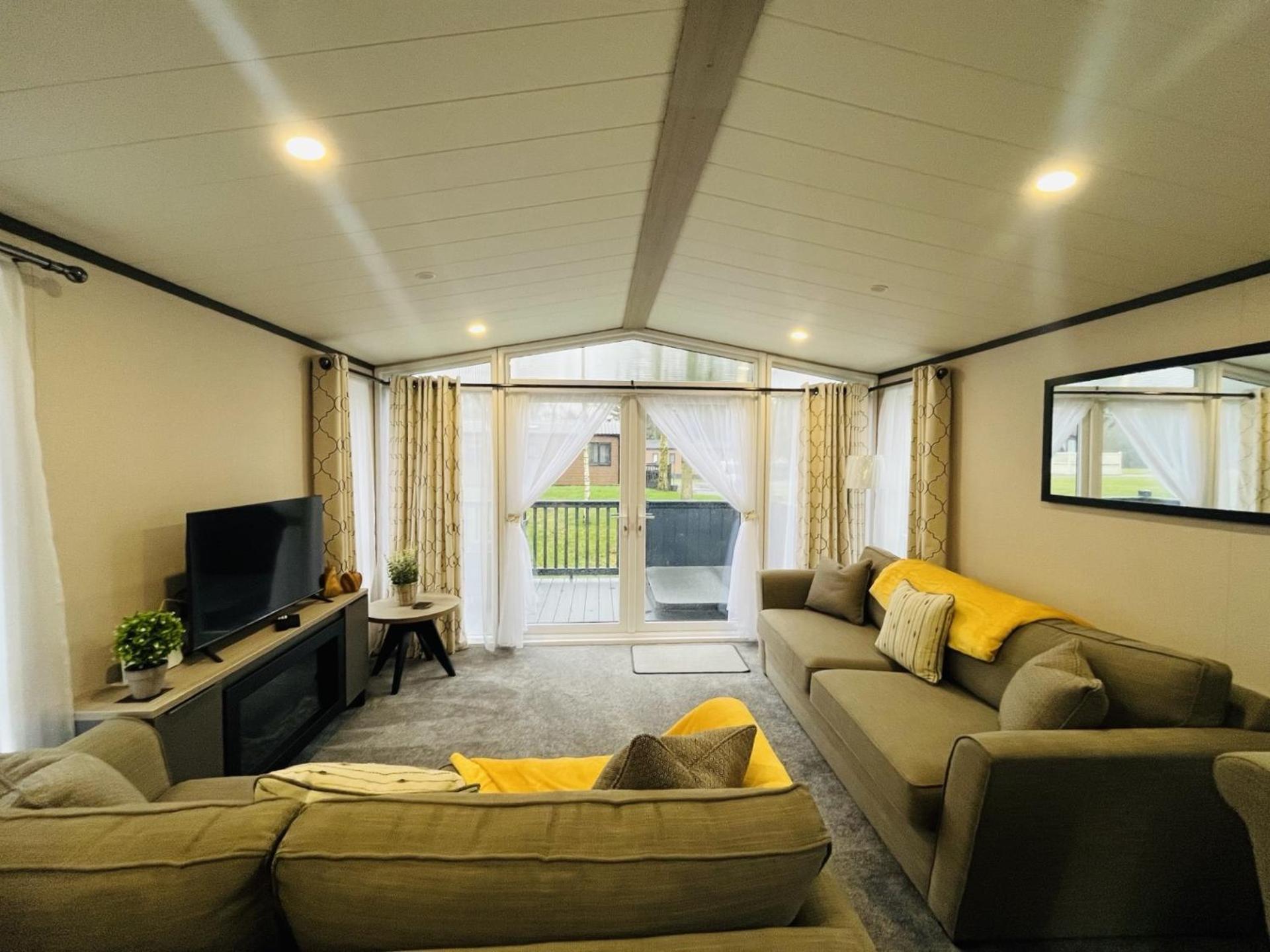 Royal Pines With Hot Tub Allerthorpe