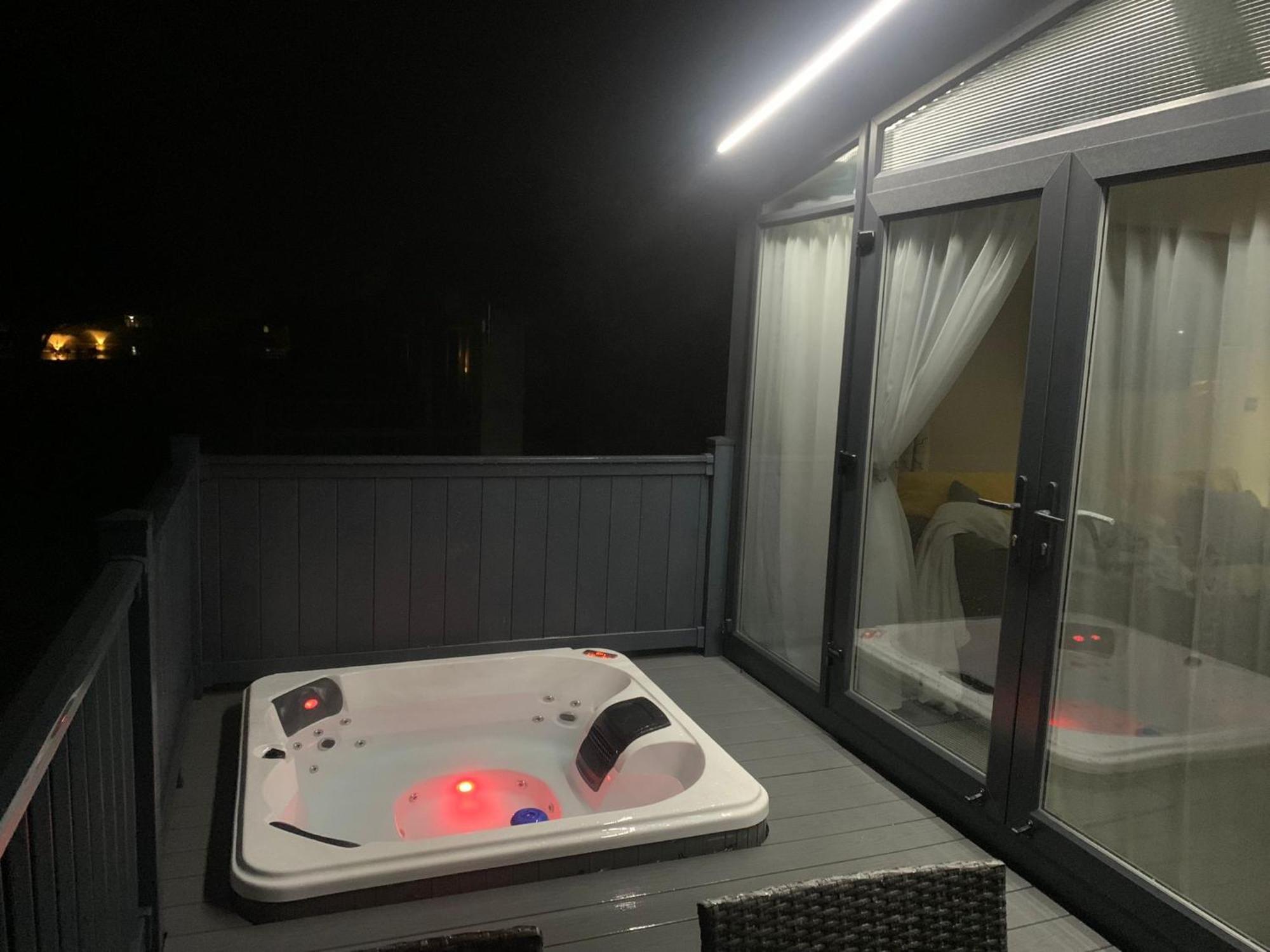 Деревянный коттедж Royal Pines With Hot Tub